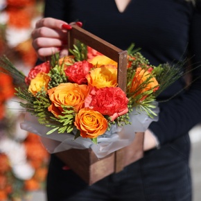 Композиция в ящике из огненных роз, диантусов и капса в Черноголовке
