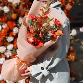 Букет "На закате дня" из гладиолусов, калл, гиперикума и диантусов в Черноголовке