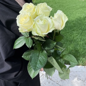 Букет из 5 белых роз (70 см) в Черноголовке