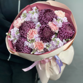 Букет "Софи" из хризантем Бигоуди, диантусов и ароматных маттиол в Черноголовке