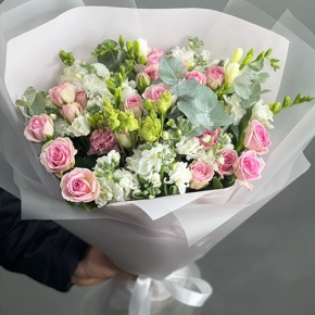 Букет "Особый случай " из ароматных маттиол, фрезий и кустовых роз в Черноголовке