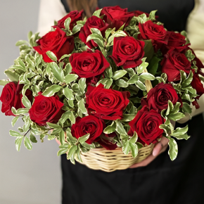 Композиция в корзине "Евгения" из 25 роз и питаспорума в Черноголовке