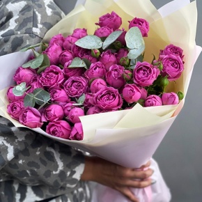 Букет "Малиновый бисквит" из кустовых и пионовидных роз и эвкалипта в Черноголовке