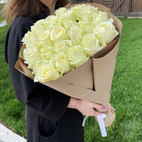 Букет из 25 белых роз в крафте (70 см) в Черноголовке