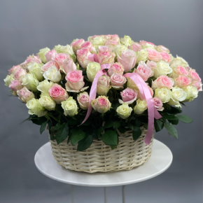 Композиция в корзине из 101 кенийской розы пастельный микс (40 см) в Черноголовке