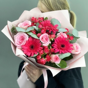 Букет "Маджента" из микса роз, гербер и эвкалипта в Черноголовке