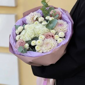 Букет "Динь" из георгин, хризантем сантини, эвкалипта, роз и гортензии в Черноголовке