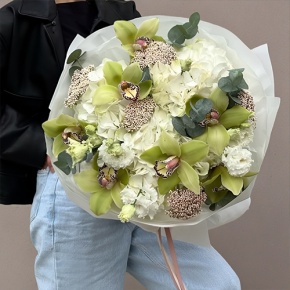 Букет "Эдем" из гортензии, орхидей, эустом, эвкалипта и озатамнуса в Черноголовке