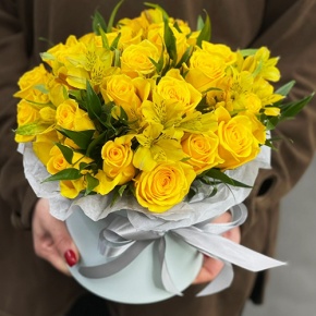 Композиция в шляпной коробке "Розиль" из альстромерий и роз в Черноголовке