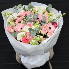 Букет "Ромео" из роз, эвкалипта, гербер, ароматных фрезий, озатамнуса, эустом и диантусов в Черноголовке