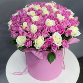 Композиция в шляпной коробке из 151 розы кения микс в Черноголовке