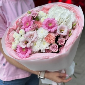 Букет "Розовые облака" из хризантемы, кустовых роз, диантусов, гортензии и эустом в Черноголовке