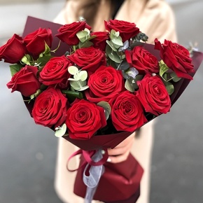 Букет 15 красных роз с эвкалиптом (50 см) в Черноголовке