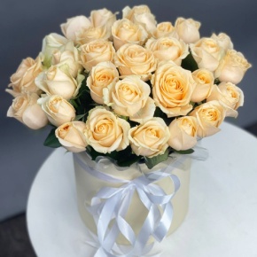 Композиция в шляпной коробке из 35 кремовых кенийских роз в Черноголовке