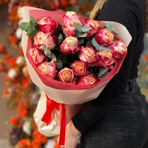 Букет из 15 роз Кения с эвкалиптом (40 см) в Черноголовке