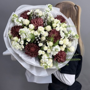 Букет "Шоколадный френч" из кустовых роз, хризантем Бигоуди, брунии, ароматных маттиол и сантини в Черноголовке