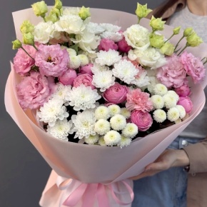 Букет "Задыхаюсь от нежности" из хризантемы, кустовых пионовидных роз, диантусов и эустом в Черноголовке