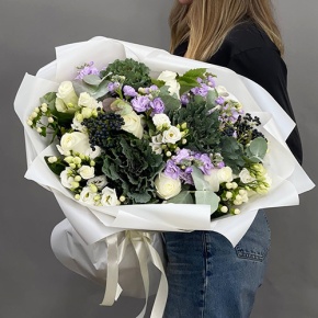 Букет "Ночное рандеву" из брассики, ягод вибирнума, роз, эустом, ароматных маттиол и гиперикума в Черноголовке