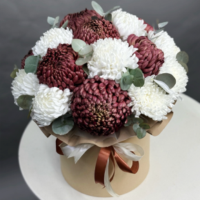 Композиция в шляпной коробке из 19 хризантем  в Черноголовке