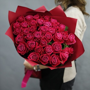 Букет из 35 малиновых роз Шангрила (50 см) в Черноголовке