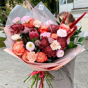 Букет "Каркаде" из хризантем Бигоуди и Момоко, роз Эквадор Кахала, озатамнуса,  эустом, протеи, и диантусов в Черноголовке