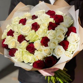 Букет 51 белая и красная роза (50 см) в Черноголовке