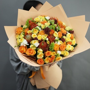 Букет "Осенние грёзы" из лейко, роз, фрезий, скиммии, молюцеллы и лейко в Черноголовке