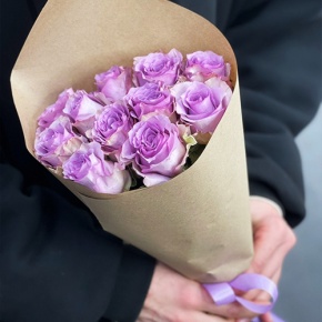 Букет из 11 лиловых роз в крафте (40 см) в Черноголовке