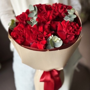 Букет "Красная пантера" из 7 роз Эквадор и эвкалипта в Черноголовке