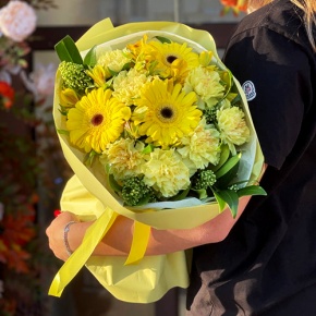 Букет "Солнечная пора" из гербер, альстромерий, скиммии и диантусов в Черноголовке