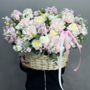 Композиция в корзине из роз Эквадор и ароматных маттиол в Черноголовке