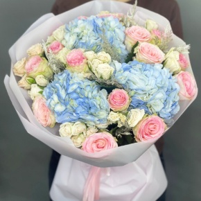 Букет "Легкий ветерок" из роз, конифера и гортензий в Черноголовке