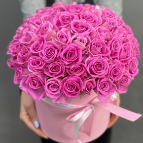 Композиция в шляпной коробке из 71 кенийской розы в Черноголовке