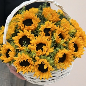 Композиция в корзине из 29 подсолнухов в Черноголовке