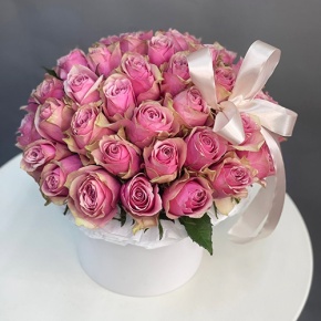 Композиция в шляпной коробке из 43 роз в Черноголовке