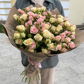 Букет из 19 кустовых роз в крафте (60 см) в Черноголовке