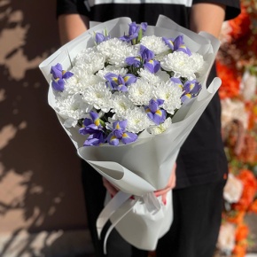 Букет из ирисов и хризантем в Черноголовке