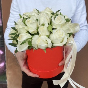 Композиция в шляпной коробке из 25 белых роз в Черноголовке