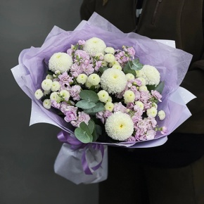 Букет "Ванила" из хризантем сантини, Момоко, эвкалипта и ароматных маттиол в Черноголовке