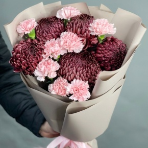 Букет из хризантем Бигоуди и розовых диантусов в Черноголовке