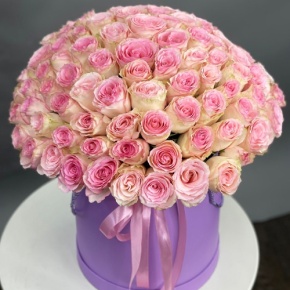 Композиция в шляпной коробке из 151 розы кения в Черноголовке