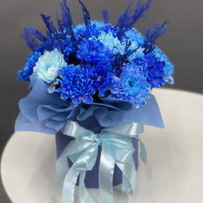 Композиция в шляпной коробке "Магия синего" из хризантем и конифера в Черноголовке