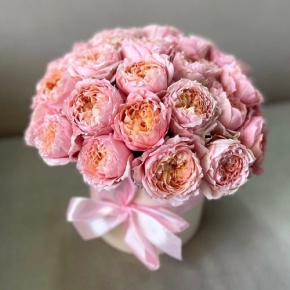 Композиция в шляпной коробке из кустовой пионовидной розы Джульетта в Черноголовке