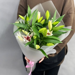 Монобукет из 3 бело-розовых лилий в Черноголовке
