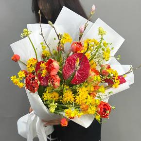 Букет с кустовыми ранункулюсами, антуриумом, тюльпанами и нарциссами в Черноголовке