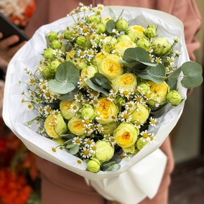 Букет "Иветта" из лимонных пионовидных кустовых роз и ромашек в Черноголовке