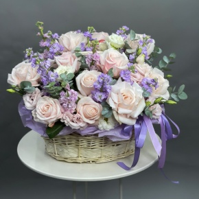 Композиция в корзине из французских роз и ароматных маттиол в Черноголовке