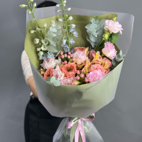 Букет "Таинственное очарование" из мазровых роз Риджентс парк, гиперикума, альстромерий, эустом и дельфиниума в Черноголовке