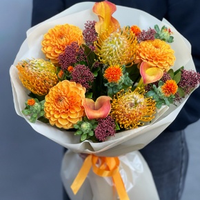 Букет "Пейзажи Левитана" из калл, лейко, георгин, скиммии и занзибара в Черноголовке