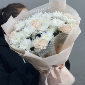 Букет из хризантем и диантусов пудра в Черноголовке